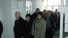 Cetățenii din Craiova au stat la rând la Secția de votare nr. 141, unde s-au format cozi mari inclusiv la rândul dedicat celor care au votat pe liste 