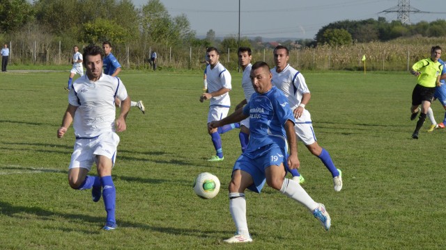 Alin Bălă (la minge) a pecetluit victoria Filiașiului în disputa cu FC Hunedoara