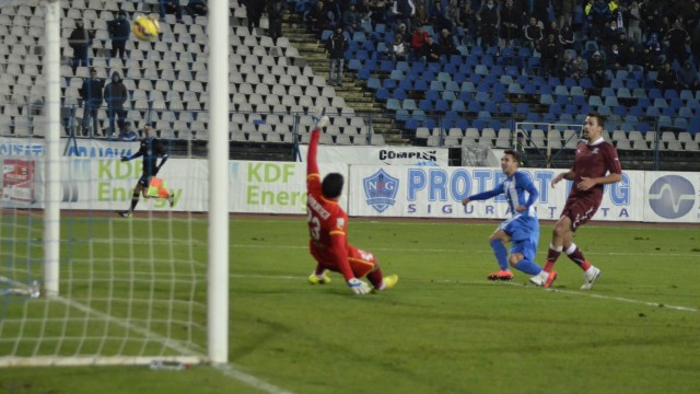 Băluţă (alb-albastru) a nimerit bara lui Bornescu, având prima mare ocazie a meciului n minutul40