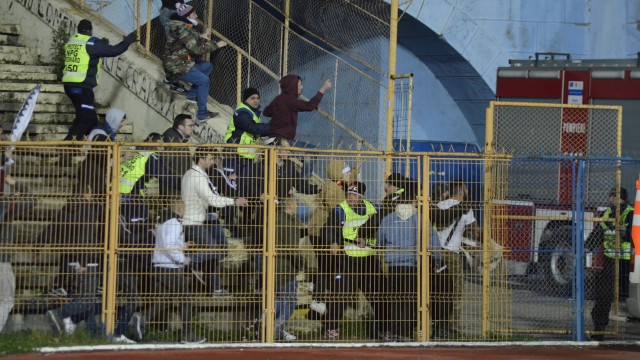 Fanii Rapidului au sărit la bătaie după golul lui Brandan și au fost potoliți cu greu de stewarzii de pe stadionul „Ion Oblemenco”