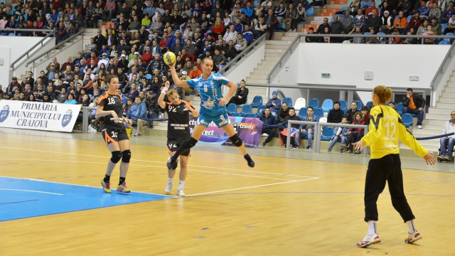 În meciul cu Neptun Constanța, Ana Maria Tănasie (la minge) a fost responsabilă cu golurile pe contraatac