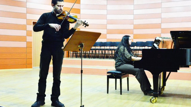 Răzvan și Andreea Stoica, pe scena Filarmonicii „Oltenia“ în timpul repetițiilor