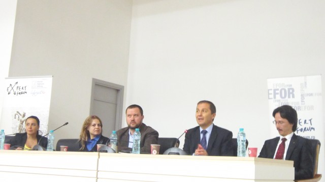 Cristi Dănileț, membru CSM (primul din dreapta), Daniel Morar, judecător la Curtea Constituțională, și Dan Tapalagă,  redactor-șef la Hotnews.ro, au dialogat cu studenții Facultății de Drept din Craiova