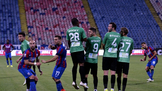 Jucătorii Craiovei (în verde) trebuie să-și ia revanșa în fața Stelei după înfrângerea cu 3-1 din campionat