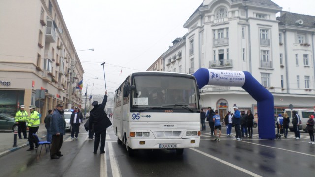 Microbuzul a ajuns pe traseul mărşăluitorilor, deşi circulaţia rutieră era închisă