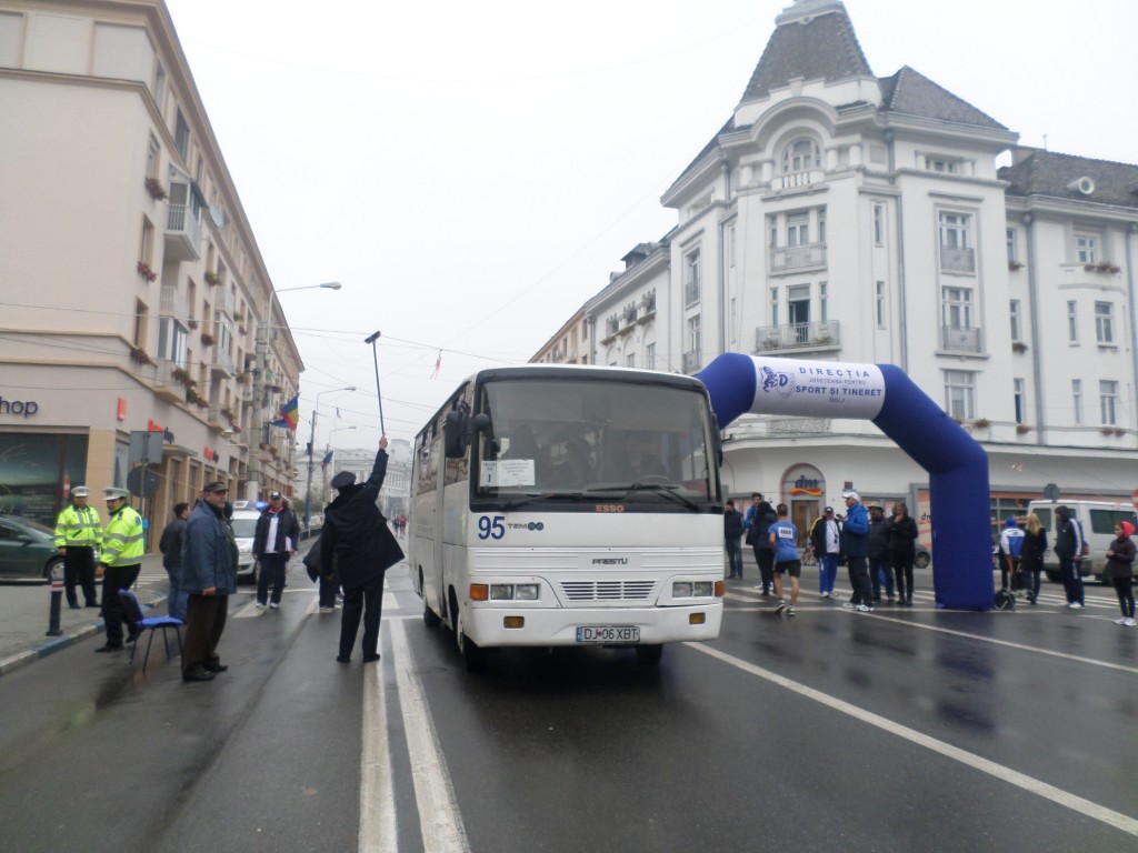 Microbuzul a ajuns pe traseul mărşăluitorilor, deşi circulaţia rutieră era închisă