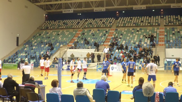 Voleibaliştii craioveni (în albastru) au învins Dinamo Bucureşti după cinci seturi