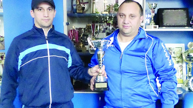Aurel şi Marius Cimpoeru prezintă trofeul Cupa României, cucerit de sportivii de la CS Universitatea