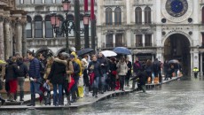 Turişti în Piaţa San Marco din Veneţia în noiembrie 2013, când Italia a fost de asemenea afectată de ploi abundente (Foto: dailymail.co.uk)