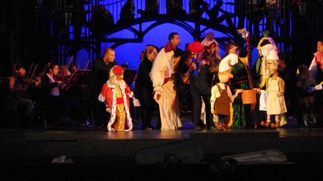 Actorii păpușari, alături de Corul și Orchestra Liceului de Arte „Marin Sorescu“, în timpul repetițiilor