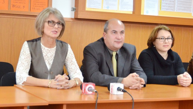 Reprezentanţii Şcolii Speciale „Sf. Mina“ alături de Liviu Ionescu, preşedintele Centrului Naţional de Educare Canină