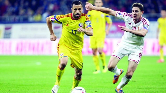 Lucian Sânmărtean (la minge) îşi va îndruma coechipierii mai tineri în meciul cu Danemarca