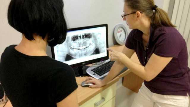 Medicul stomatolog Melania Cojocaru spun că tehnica a evoluat mult în domeniul implantului dentar