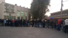 Pe 2 noiembrie, la primul tur al alegerilor prezidenţiale, studenţii din campusurile universitare au stat la coadă pentru a vota (Foto: studentie.ro)