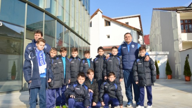 Dumitru Barbu (stânga, rândul de sus) și Bogdan Budescu trebuie să-i îndrume spre victorii frumoase pe juniorii E la Turneul „Gheorghe Ola”