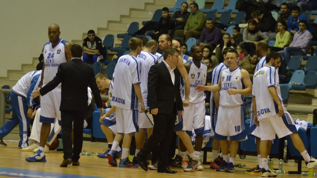 Marius Toma (foto, în centru) s-a retras de la SCM U Craiova