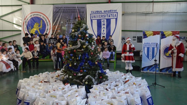 Copiii au primit plase pline cu cadouri de la CS Universitatea Craiova (foto: Alexandru Vîrtosu)