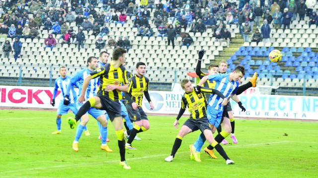 Alex Mateiu (alb-albastru, dreapta) şi colegii săi au trecut pe locul patru în Liga I după victoria cu Ceahlăul