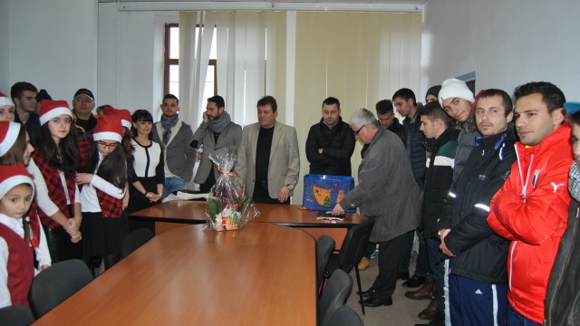 Primarul Gheorghiță, oficialii clubului și jucătorii au primit colindătorii în această dimineață (foto: fcpodari.ro)