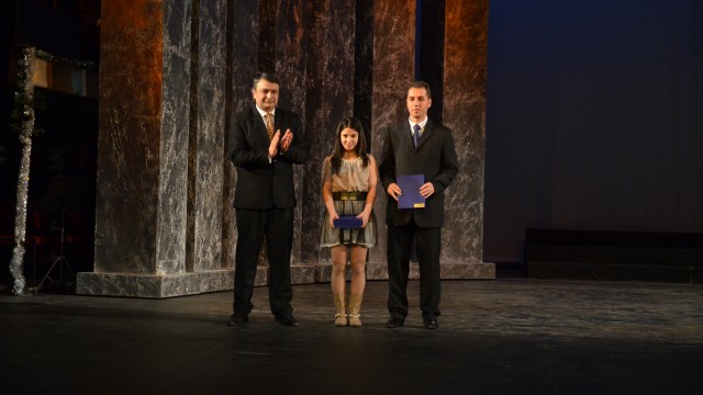 Ștefania Priceputu și Geri Mitroi au fost premiați de Georgică Bercea, inspector general școlar al IȘJ Dolj (foto: Claudiu Tudor)