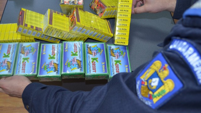 Vâlcea: Peste 3.000 de obiecte pirotehnice, confiscate de polițiști