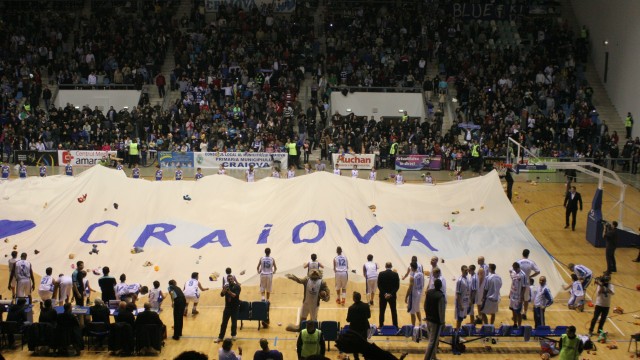 Anul trecut, la meciul cu CSU Asesoft Ploiești, spectatorii craioveni au „bombardat” terenul cu jucării de pluș