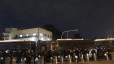 Poliţişti în faţa Ambasadei Israelului din Atena în 2012 (Foto: jpost.com)