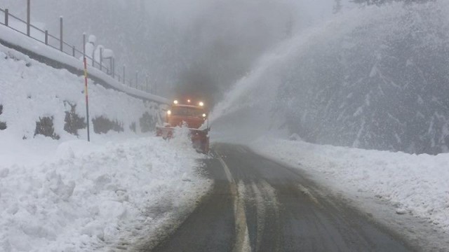 Drumul de la Rânca a fost deszăpezit ieri cu o autofreză (Foto: Eugen Măruţă)