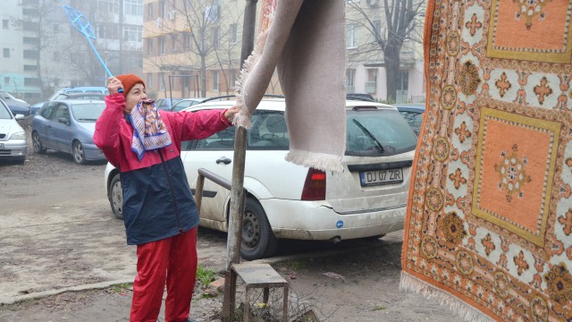 Cornelia Florescu din cartierul craiovean Valea Roşie spune că bătătoarele de covoare  sunt necesare (Foto: Lucian Anghel)