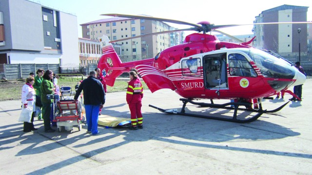 Deocamdată, elicopterul SMURD nu se mai ridică de la sol (FOTO: GdS)