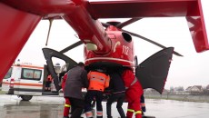 Femeia accidentată a fost transportată cu un elicopter SMURD la Spitalul Judeţean din Craiova