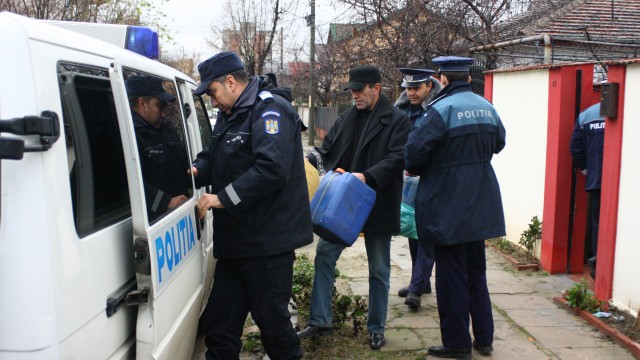 Polițiștii doljeni au descins ieri-dimineață la mai mulți suspecți, una dintre percheziții fiind făcută pe strada Macului din Craiova (FOTO: GdS)