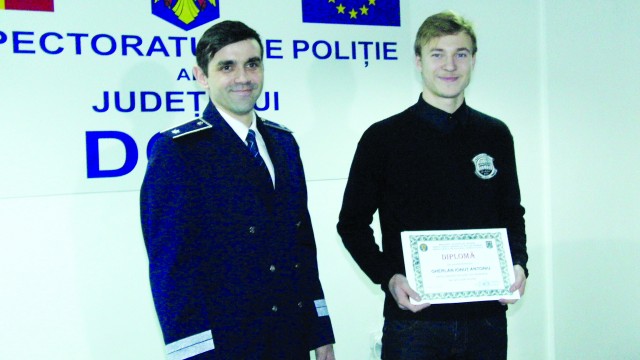 Ionuţ Antoniu Gherlan, elev la Colegiul Naţional „Carol I“ din Craiova, a găsit un portofel cu 770 de lei și l-a predat poliției