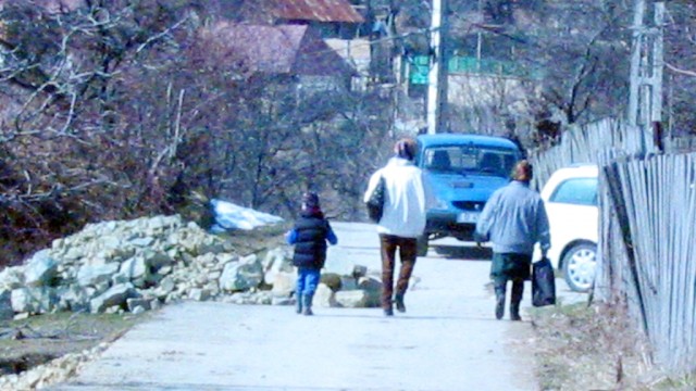 Zeci de persoane au rămas fără principalul drum de acces (Foto: Eugen Măruţă)