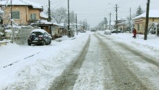 Cetățenii sunt rugați de autorități să nu mai arunce zăpada în stradă atunci când își curăță trotuarul din fața casei Foto: Anca Ungurenuş