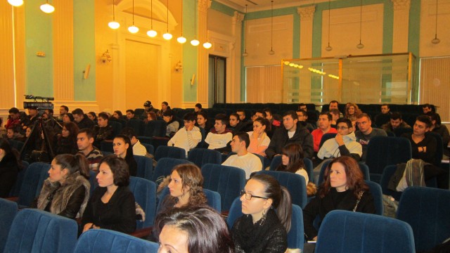 Studenții Universității din Craiova, dar și elevii Liceului Tehnologic au fost prezenți ieri în Sala Albastră a Universității pentru a li se prezenta cum se va derula programul de meditații pentru bacalaureat