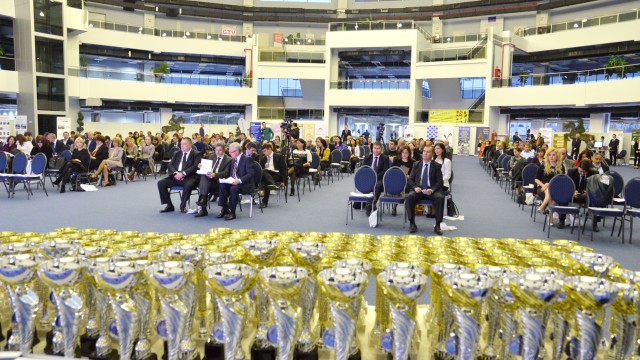 La Gala Topul Firmelor, organizată de CCI Dolj într-un cadru de excepție, pe lângă sutele de firme private care duc „în spate“ județul au fost premiate și foste regii, actuale societăți comerciale