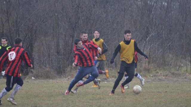 Jucătorii "satelitului" (maieuri portocalii) au pierdut amicalul cu ACSVM Craiova (foto: Alexandru Vîrtosu)