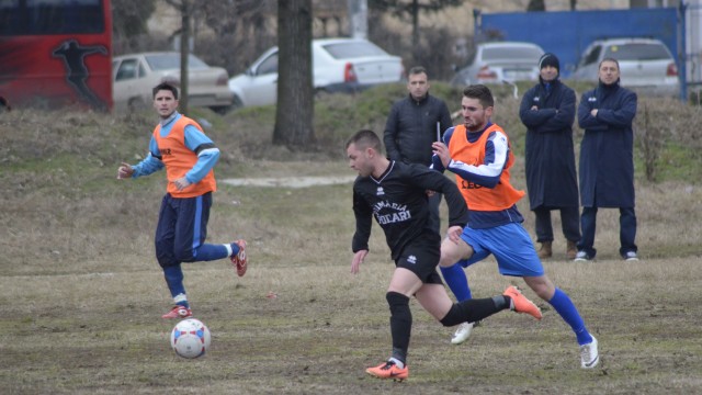 Dorin Preda (la minge) s-a întors la echipa Podariului și a fost unul dintre cei mai buni jucători de pe teren (foto: Alexandru Vîrtosu)