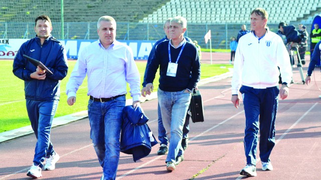 Managerul general al CS Universitatea Craiova, Felix Grigore (al doilea din stânga), a anunţat că jucătorii care nu au renunţat la salariile mari au fost puşi pe lista de transferuri (Foto: Alexandru Vîrtosu)