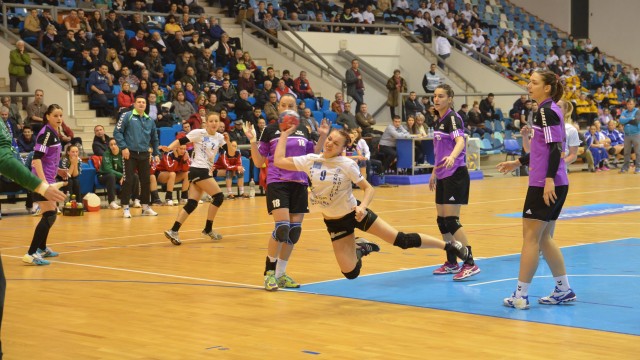 Ana Tănasie (la minge) și colegele sale au trecut cu greu de apărarea adversă (foto: Claudiu Tudor)