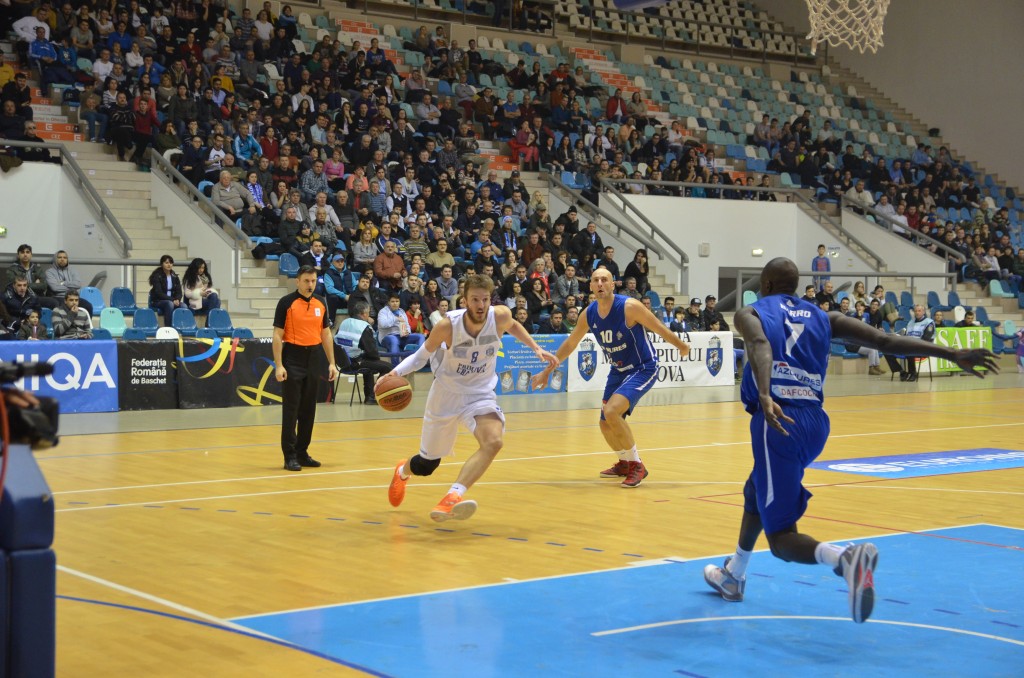 Bozovic (la minge) a făcut un meci bun împotriva echipei mureşene (foto: Claudiu Tudor)