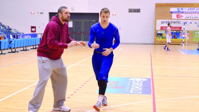 Antrenorul Andelko Mandic speră ca nou-venitul Djordje Micic (dreapta) să ajute echipa SCM-U (Foto: Lucian Anghel)