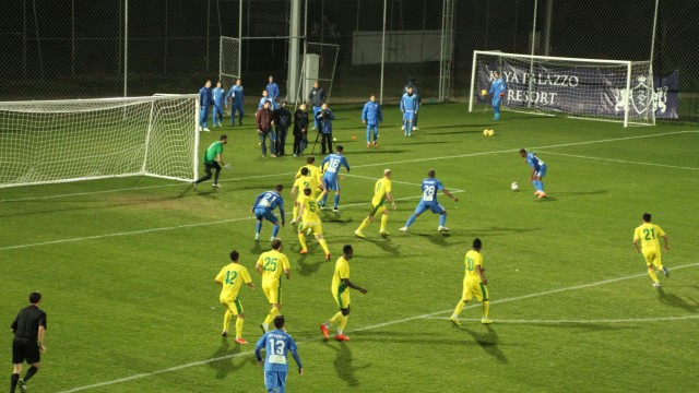Jucătorii Craiovei (albastru) nu au reuşit să obţină un rezultat bun în faţa ruşilor de la Anji (Foto: csuc.ro)