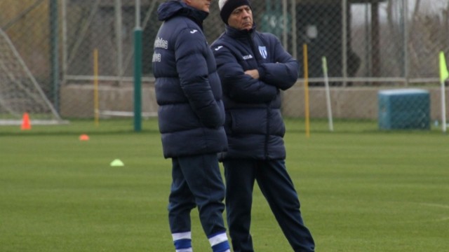 Emil Săndoi (stânga) este  mulţumit de randamentul echipei din primul amical din Antalya (foto: csuc.ro)