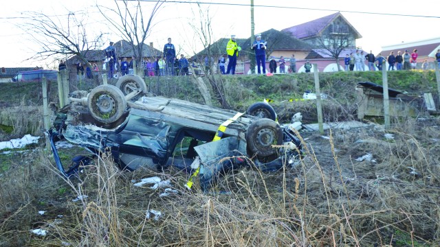 Șoferul a fost rănit grav în urma accidentului produs în comuna doljeană Rojiște (FOTO: IPJ Dolj)