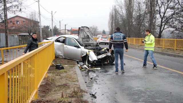 În urma accidentului, autoturismul condus de șoferul de 20 de ani a luat foc