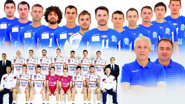 Jucătorii de la SCM-U Craiova (în albastru) şi Trentino (în alb) luptă pentru un loc în semifinalele Cupei CEV (Foto: Remus Badea)