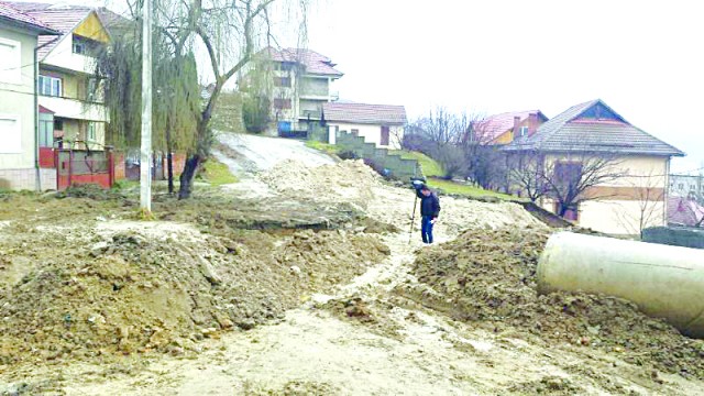 Alunecarea de teren a blocat strada Traian din Orşova (Foto: Oana Mitu)
