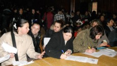 Peste 300 de femei s-au prezentat la Casa de Cultură a Sindicatelor din Târgu Jiu, în speranţa că vor prinde un loc la cules de căpşuni în Spania